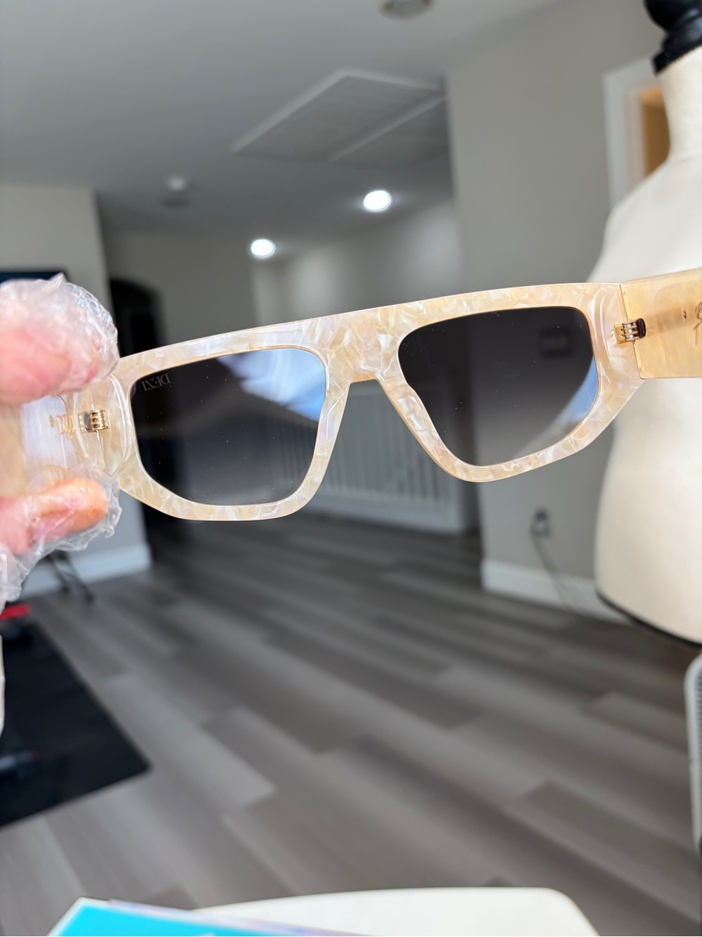🕶️DEZI NWT Backtrack Limestone Smoke Faded Oversized Square Sunglasses w Box 💕 - Picture 5 of 11